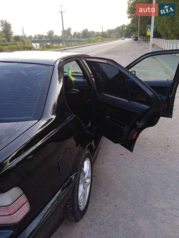 Седан BMW 3 Series 1992 в Виннице