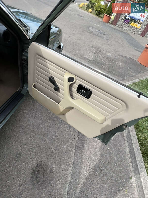 Седан BMW 3 Series 1984 в Киеве