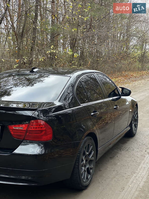 Седан BMW 3 Series 2011 в Чернівцях