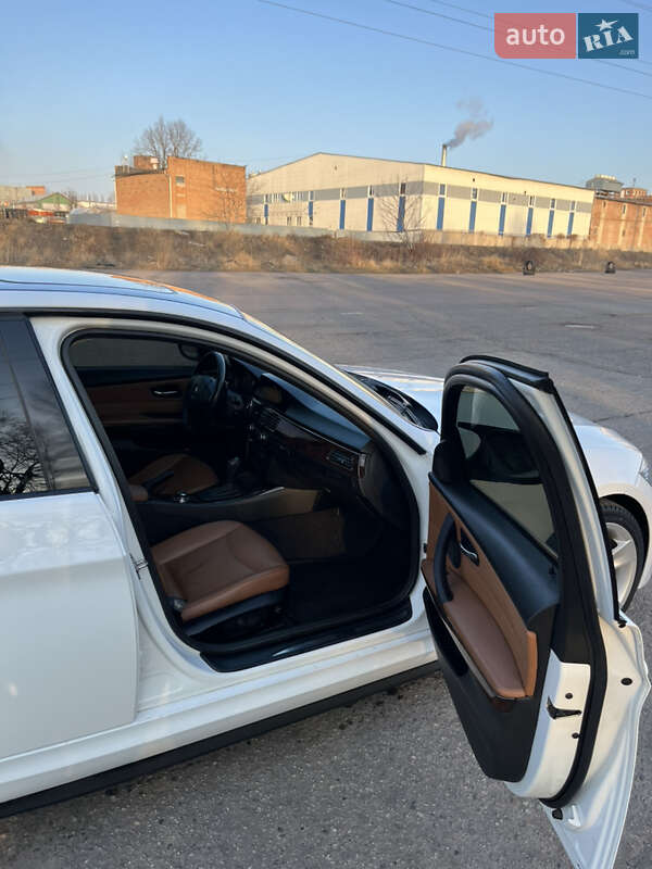 Седан BMW 3 Series 2011 в Краснограде