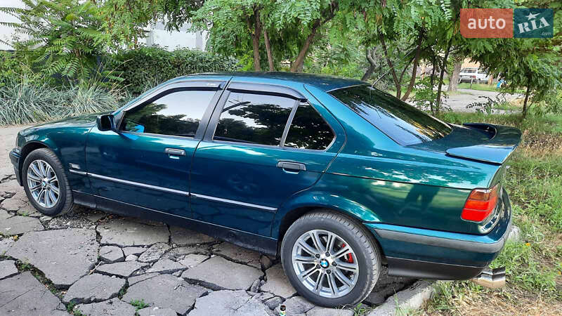 Седан BMW 3 Series 1994 в Павлограде