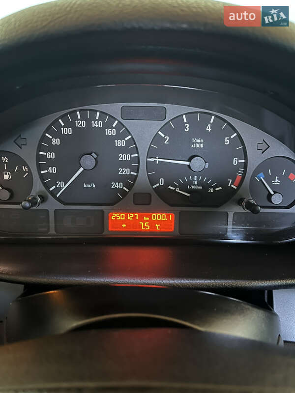 Седан BMW 3 Series 2004 в Гусятине