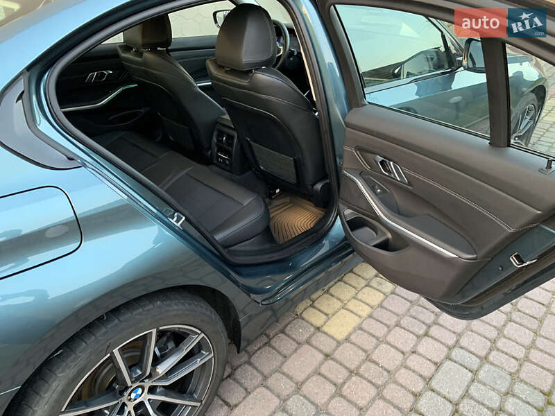 Седан BMW 3 Series 2019 в Львове