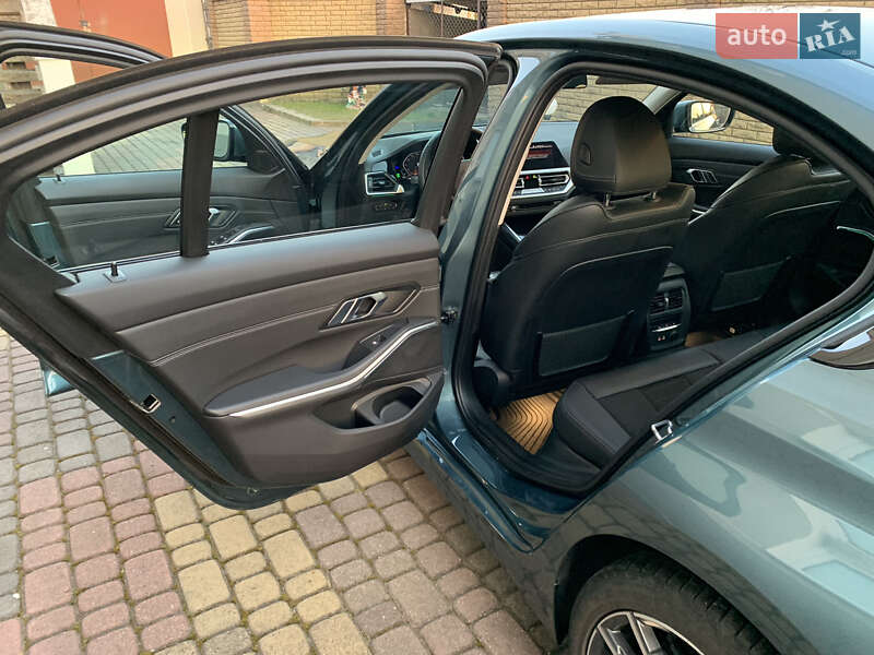 Седан BMW 3 Series 2019 в Львове