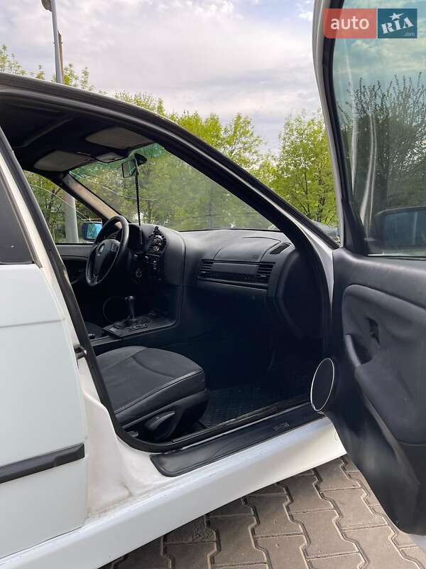 Седан BMW 3 Series 1990 в Одессе