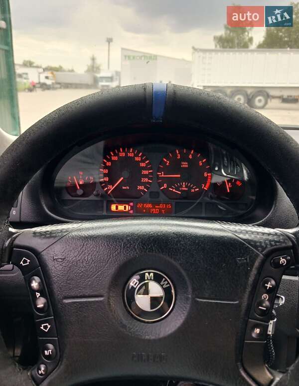 Седан BMW 3 Series 2001 в Каневі