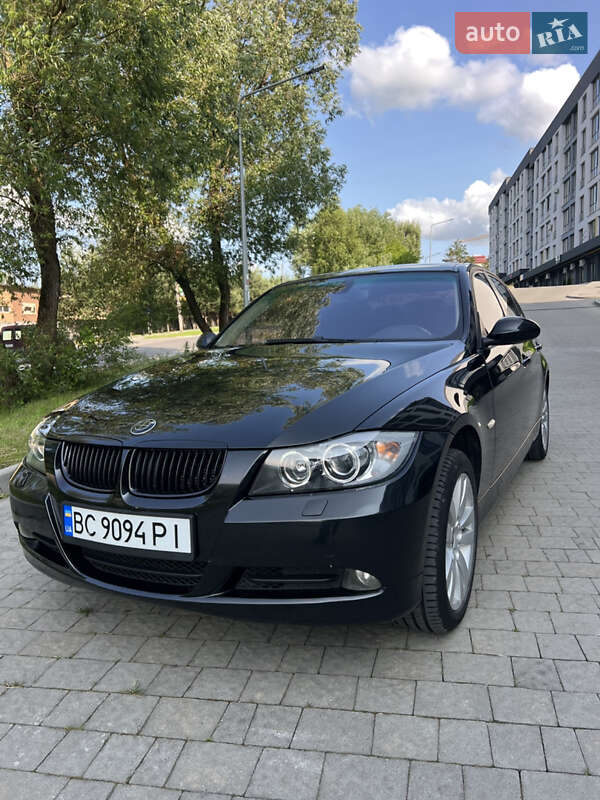 Седан BMW 3 Series 2005 в Новояворовске