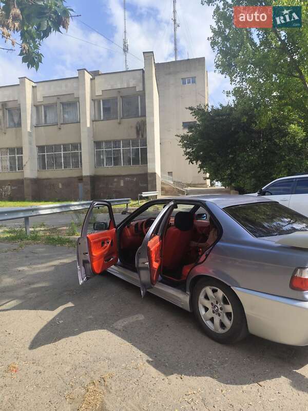 Седан BMW 3 Series 1993 в Первомайске