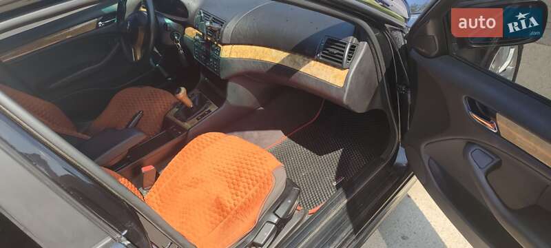 Седан BMW 3 Series 2004 в Романіву