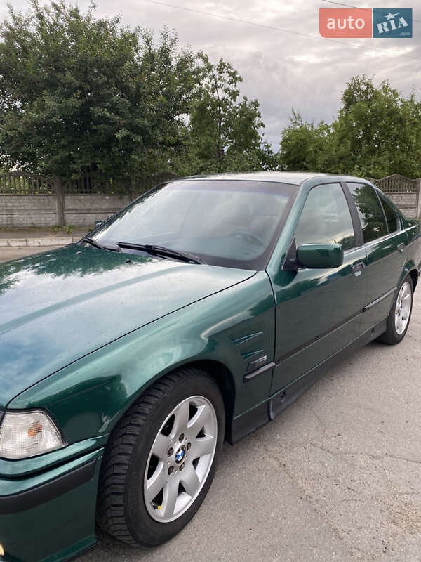 Седан BMW 3 Series 1993 в Острозі