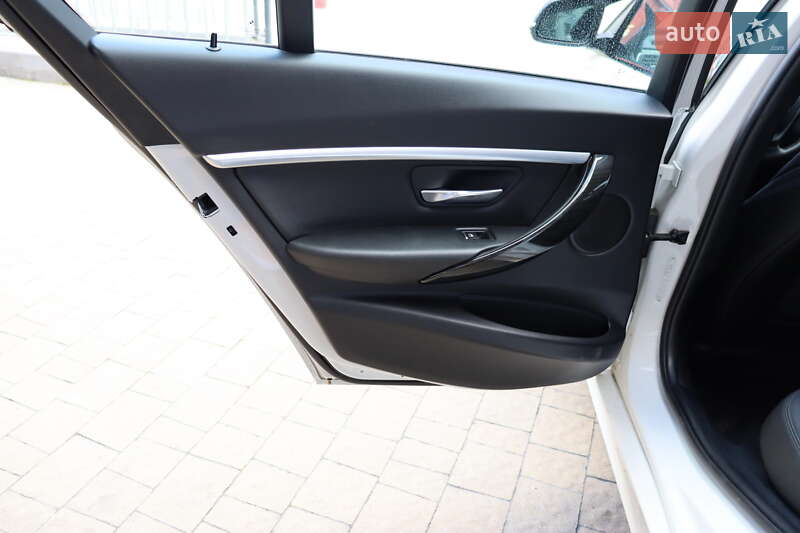 Седан BMW 3 Series 2018 в Львові