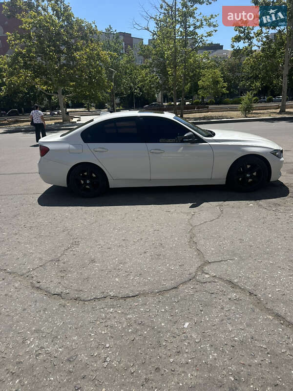 Седан BMW 3 Series 2013 в Южному