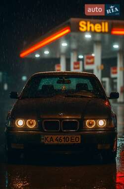 Седан BMW 3 Series 1993 в Киеве