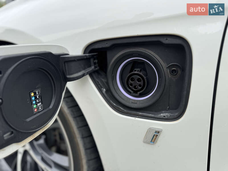 Седан BMW 3 Series 2016 в Львове