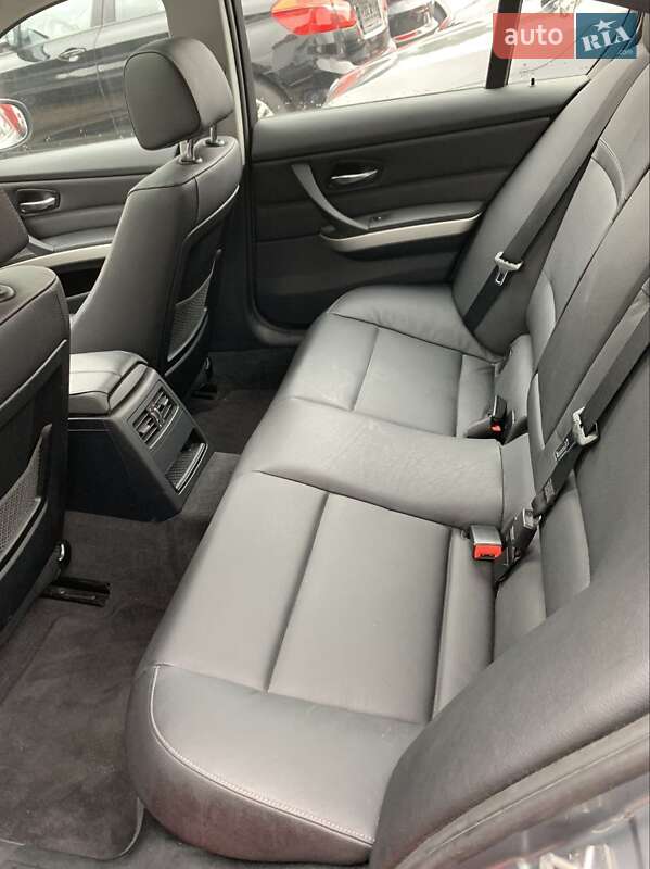Седан BMW 3 Series 2011 в Чернівцях