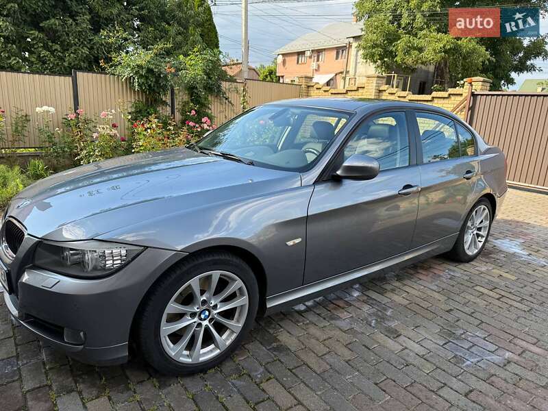 Седан BMW 3 Series 2011 в Чернівцях
