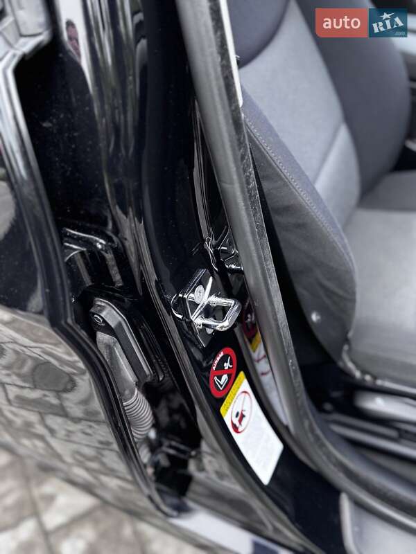 Седан BMW 3 Series 2007 в Новояворовске