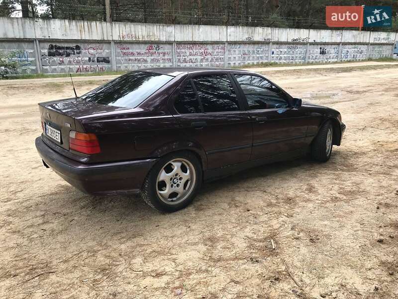 Седан BMW 3 Series 1994 в Вараші