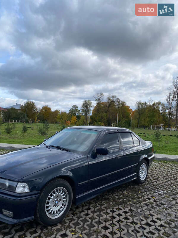 Седан BMW 3 Series 1993 в Коломые