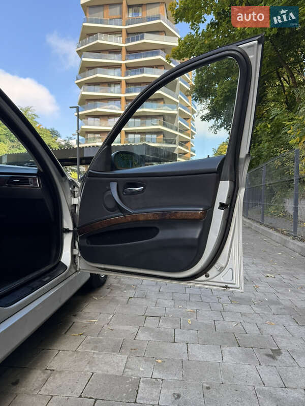 Седан BMW 3 Series 2005 в Львове