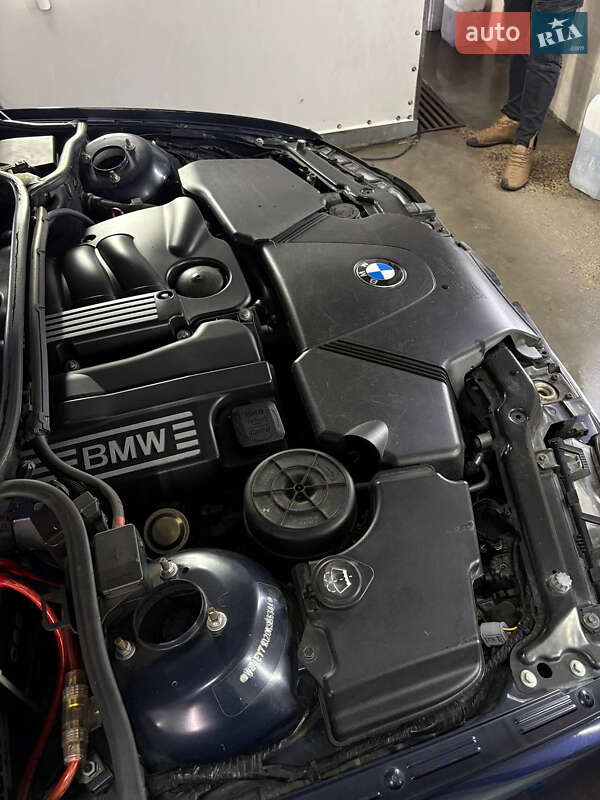 Седан BMW 3 Series 2004 в Києві