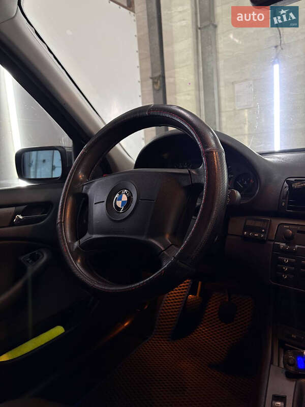 Седан BMW 3 Series 2004 в Києві