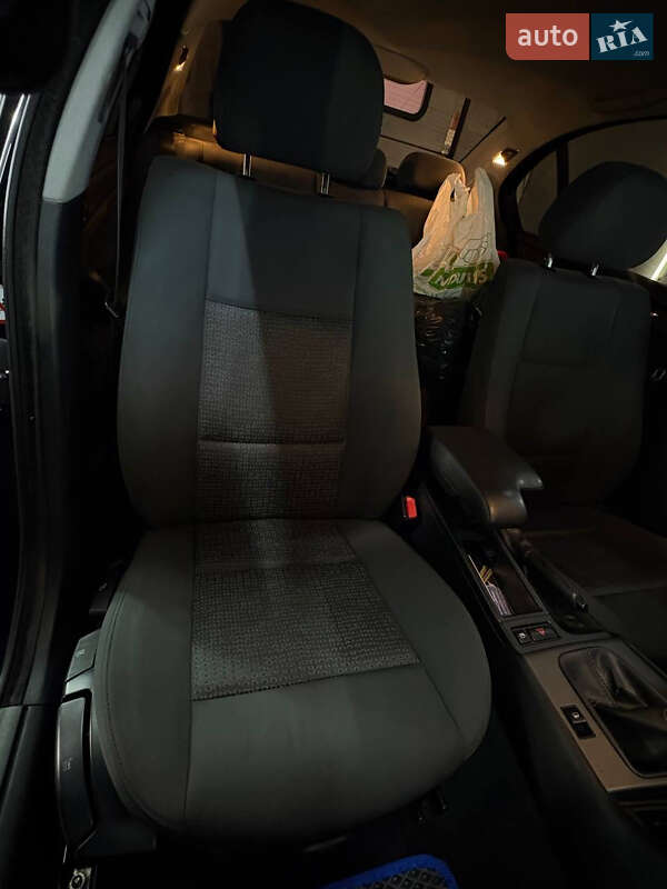 Седан BMW 3 Series 2004 в Києві