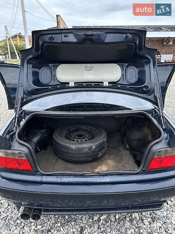 Седан BMW 3 Series 1993 в Хотине