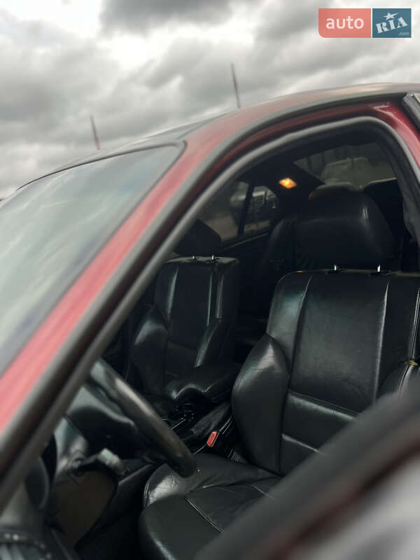 Седан BMW 3 Series 2004 в Сторожинце