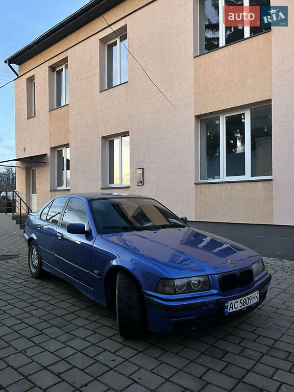 Седан BMW 3 Series 1993 в Локачах