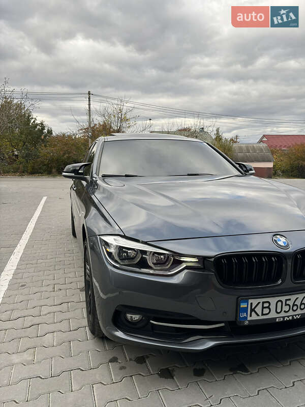 Седан BMW 3 Series 2017 в Виннице