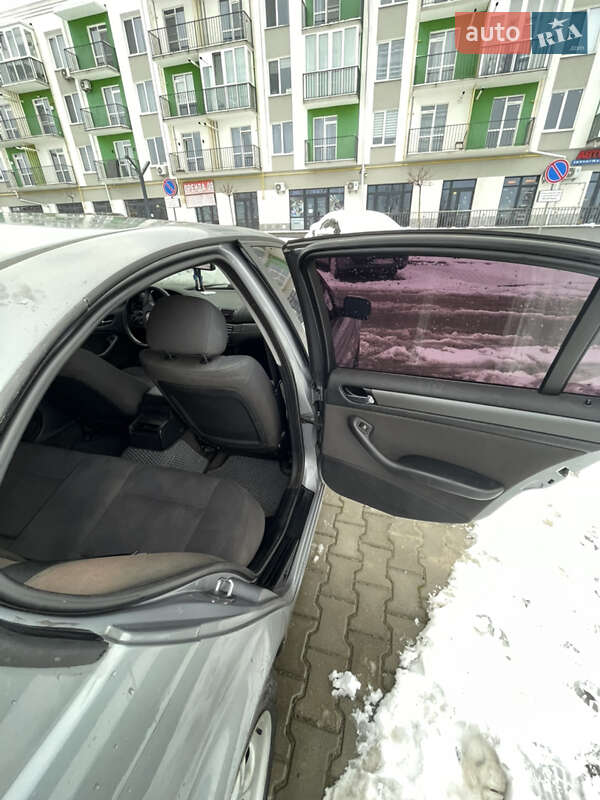 Седан BMW 3 Series 2004 в Львове