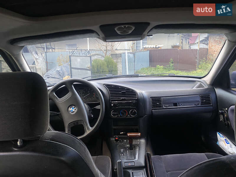 Седан BMW 3 Series 1993 в Хотине
