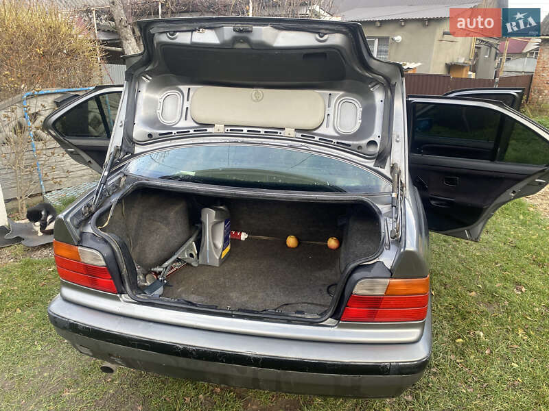 Седан BMW 3 Series 1993 в Хотине