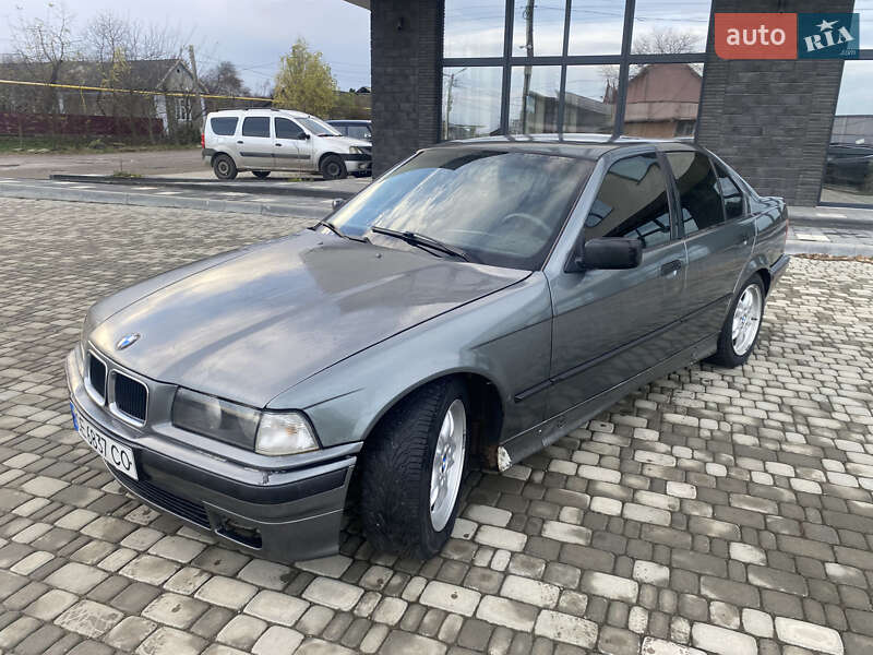Седан BMW 3 Series 1993 в Хотине