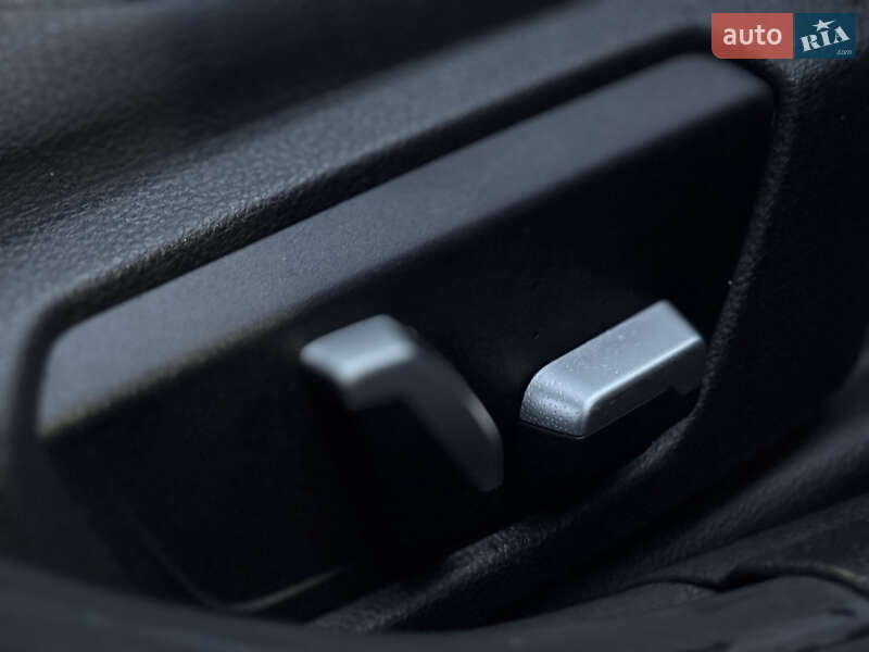 Седан BMW 3 Series 2016 в Новояворовске