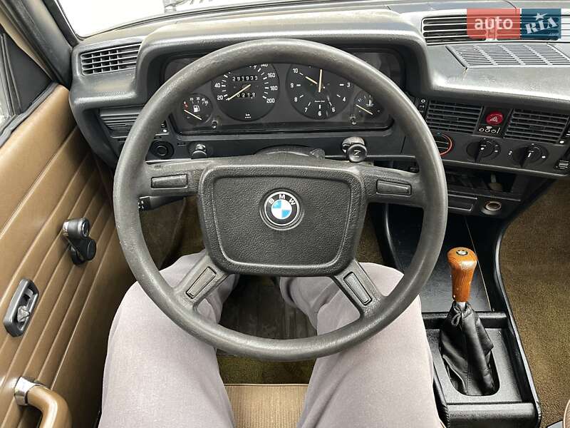 Седан BMW 3 Series 1983 в Харькове