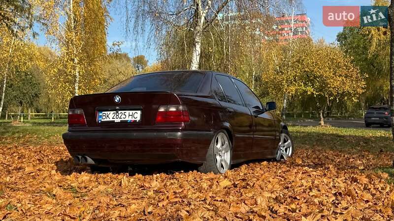 Седан BMW 3 Series 1993 в Ровно