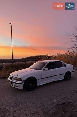 Седан BMW 3 Series 1992 в Днепре