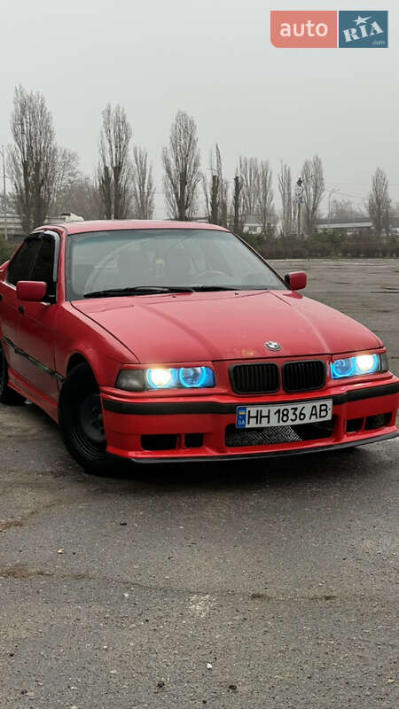 Седан BMW 3 Series 1992 в Черноморске