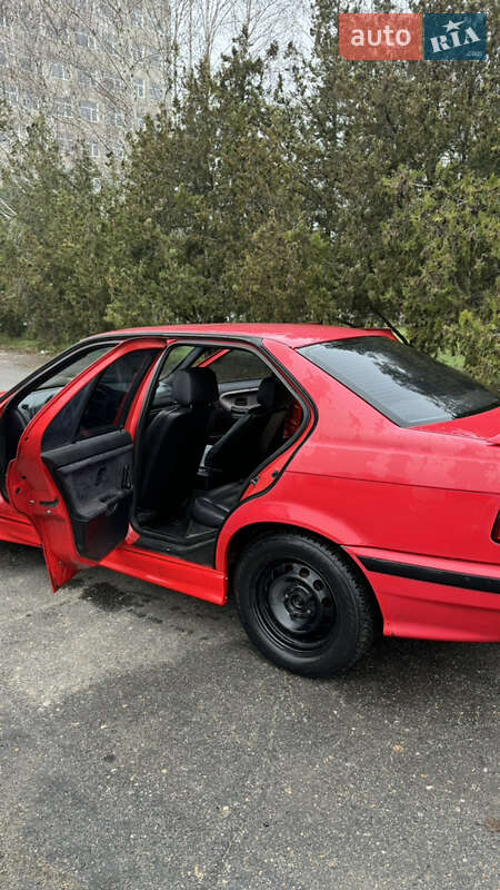 Седан BMW 3 Series 1992 в Черноморске