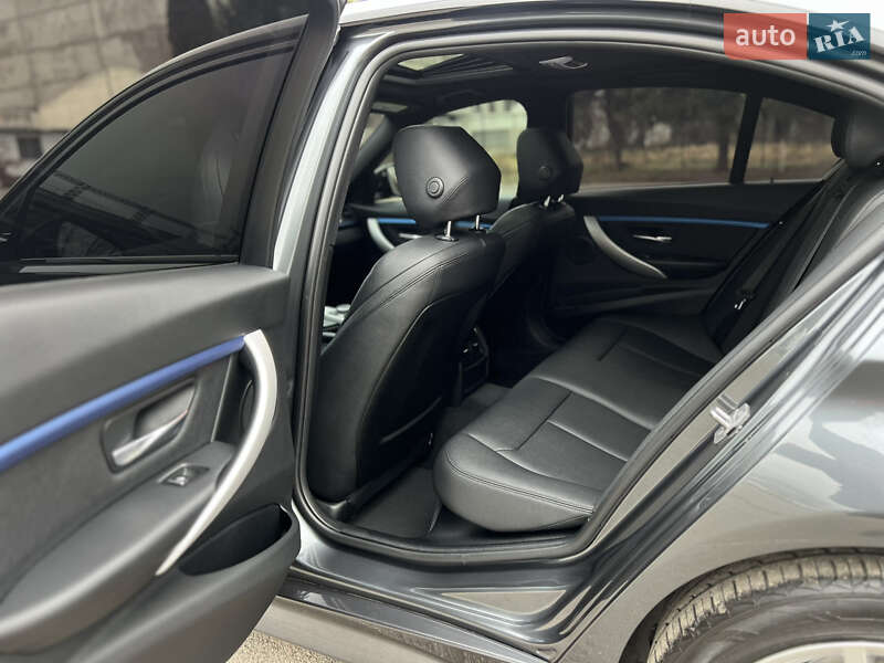 Седан BMW 3 Series 2018 в Киеве