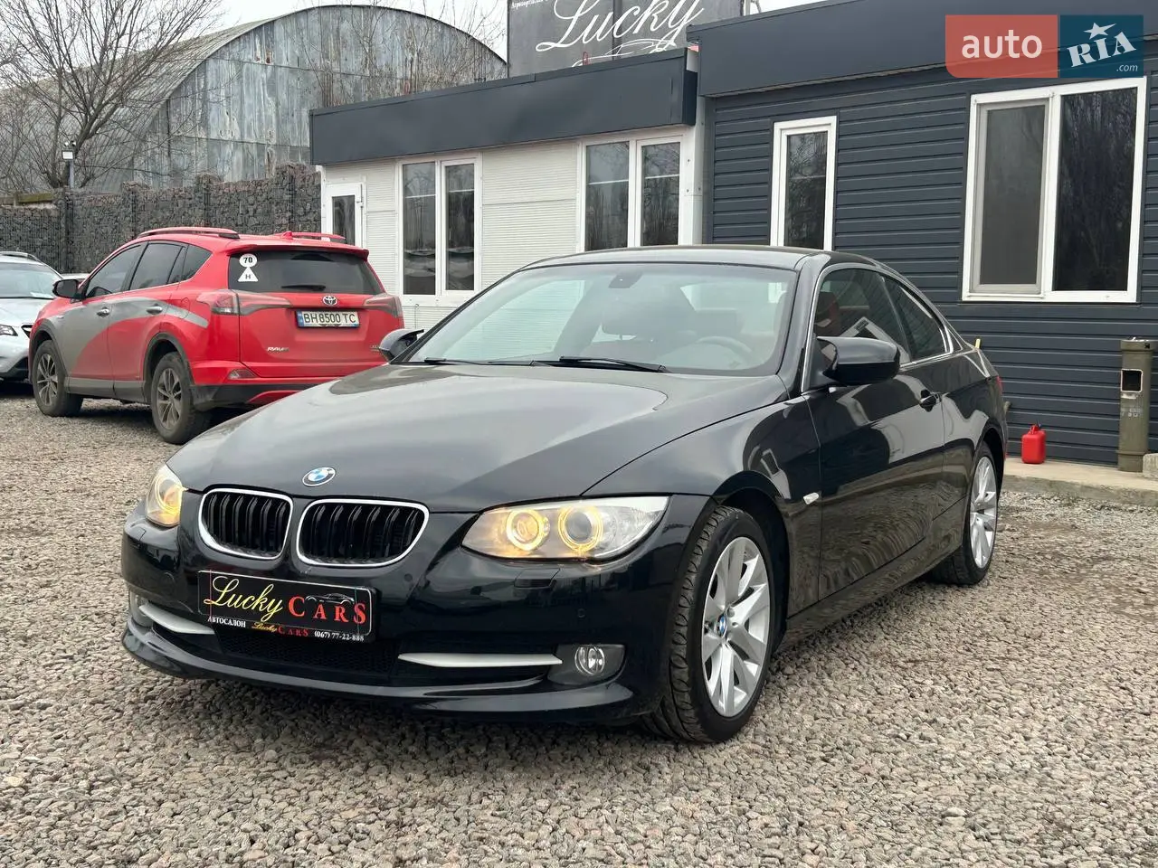 Офіційний автомобіль, придбаний у офіційного дилера. Повністю обслужений і не потребує вкладень. Автомобіль у відмінному технічному та візуальному стані. Оригінальний пробіг. Пройдено планове технічне обслуговування із заміною всіх необхідних рідин. Надійний 2 літровий двигун з відмінною динамікою та невеликою витратою палива. Гарна комплектація. Чистий та доглянутий шкіряний салон у гарному співсотанні, двох зонний клімат контроль, підігрів сидінь, передній та задній парктронік та безліч додаткових опцій для комфортної їзди.
Додаткова інформація за телефоном.
Можливий розрахунок у USDT.