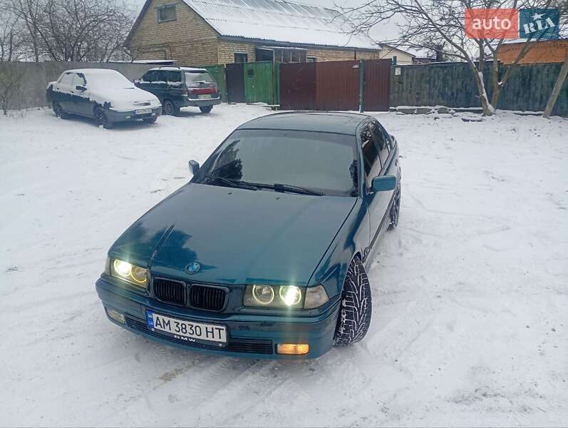 Седан BMW 3 Series 1993 в Горенці