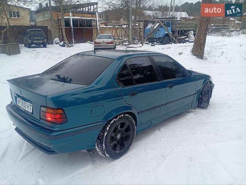 Седан BMW 3 Series 1993 в Горенці