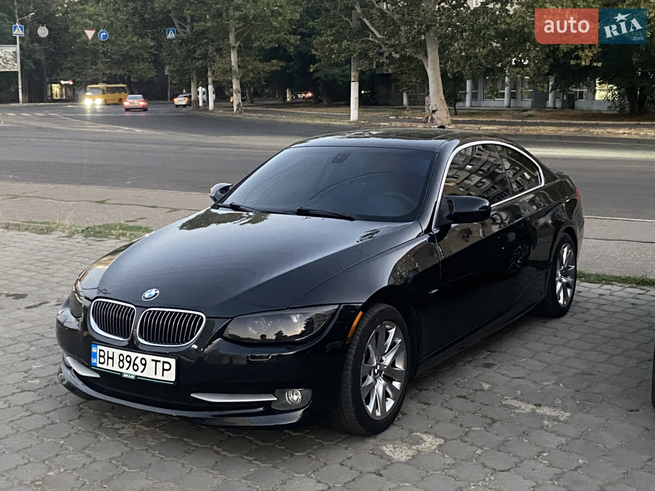 Продам свое авто. BMW E92 Рестайлинг  3л (Атмо) бензин, АКПП 6ст. Машина приїхала з Америки з мінімальним пошкодженням . СІС з великим монітором, HiFi акустика, максимальні фари з поворотними лінзами, датчик світла і дощу! Добра комплектація ,X-Drive , Люк , Нова резина , Всі питання за телефоном. Авто бізнесменів прохання не турбувати.