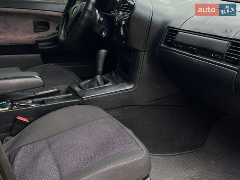 Седан BMW 3 Series 1995 в Гнівані