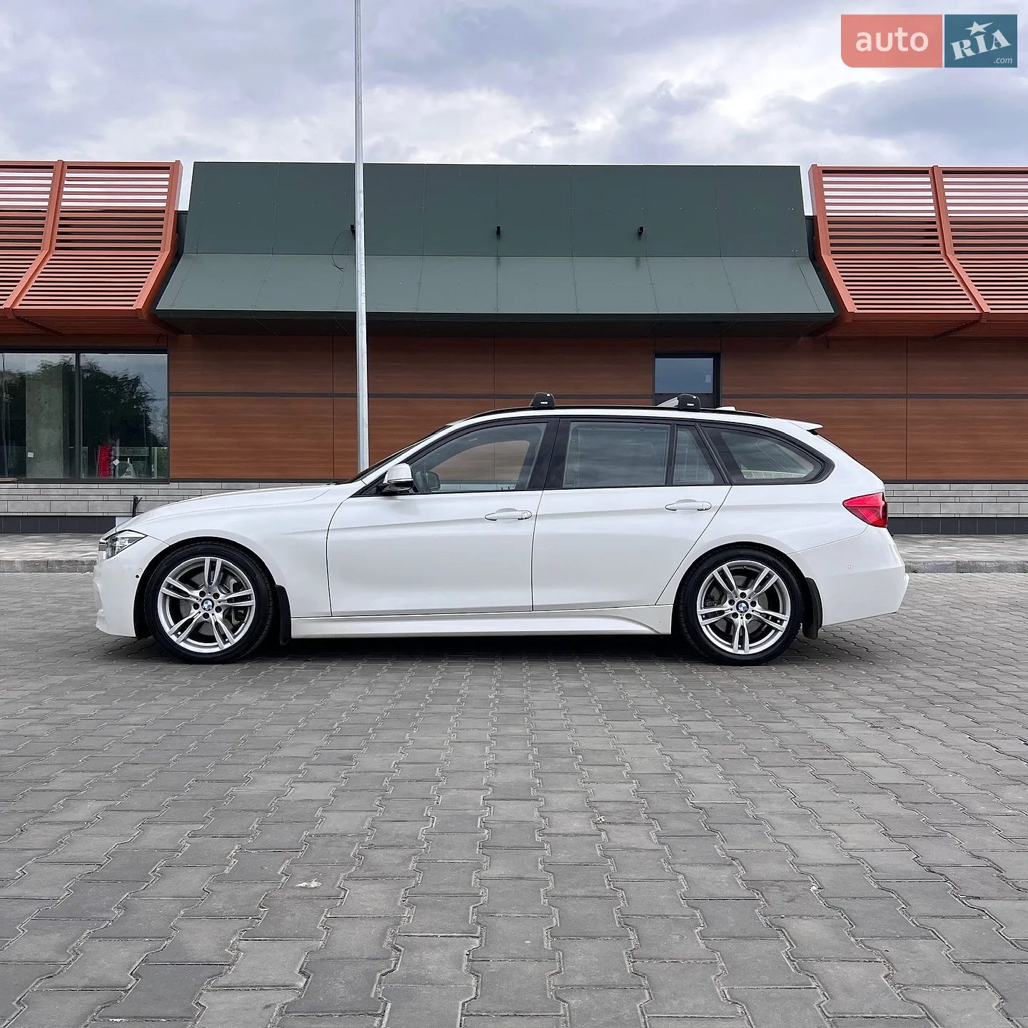 BMW 3 Series 2016 VIN WBA8J1C59GK710989 фото оголошення 5 з 33