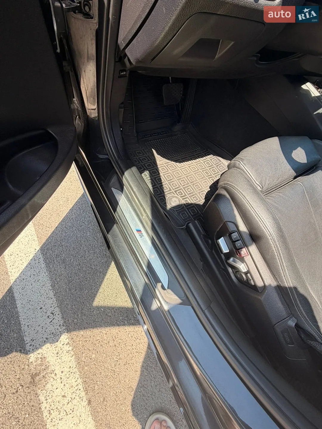 BMW 3 Series 2016 VIN WBA8J1C54GK711032 фото оголошення 2 з 14