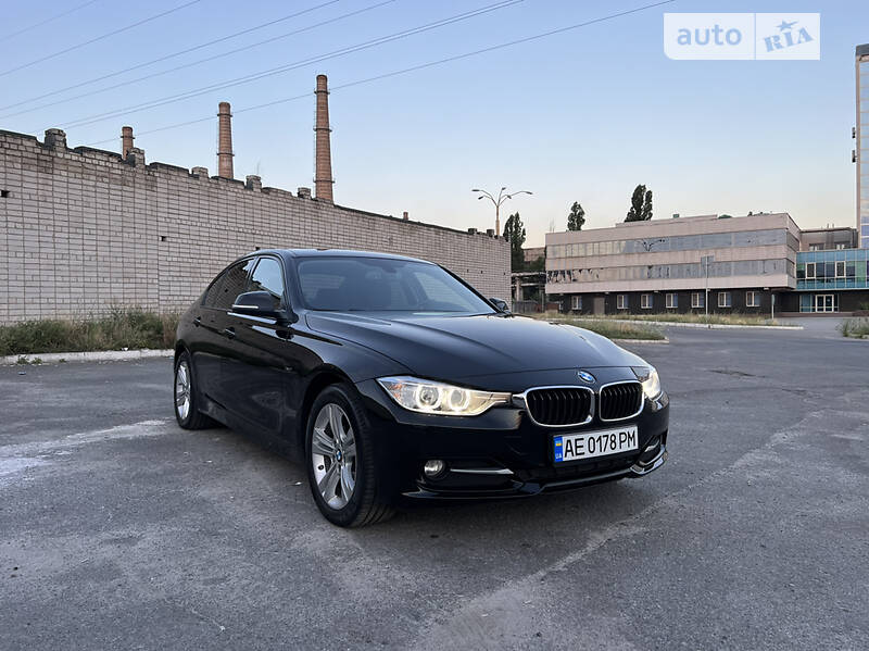 2013 BMW 320, VIN WBA3D51090J457698:plate — zdjęcie 1 (autoria)